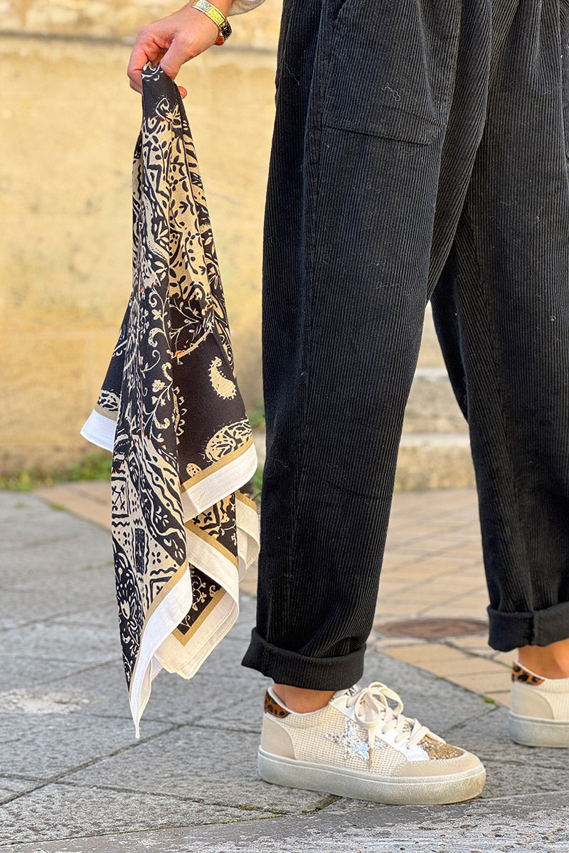 Foulard carré noir imprimé cachemire paisley style bandana