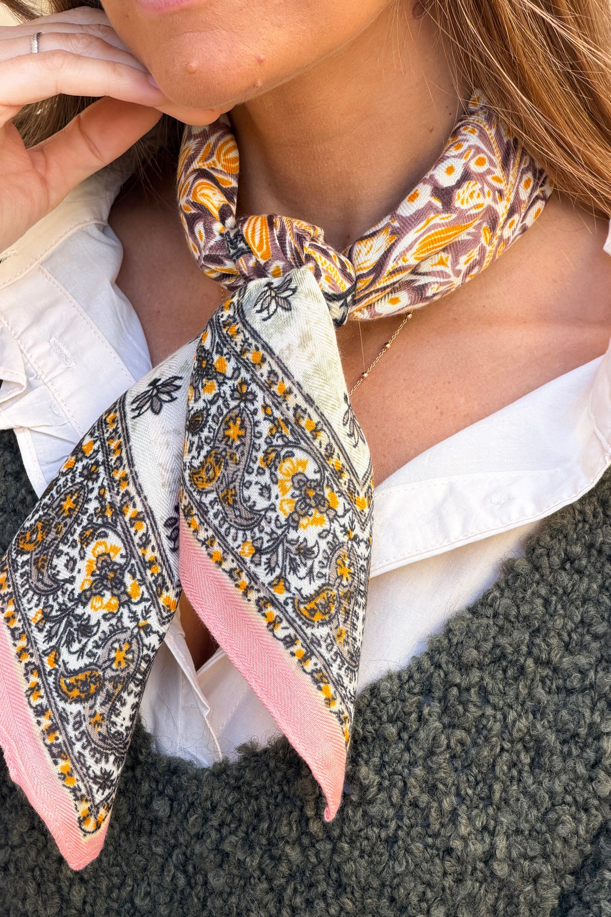 Foulard carré rose motif paisley et rosace jaune et bleu marine