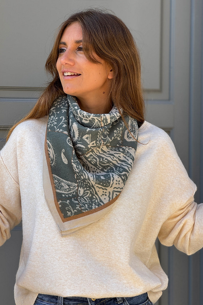Foulard carré vert sauge imprimé cachemire paisley style bandana