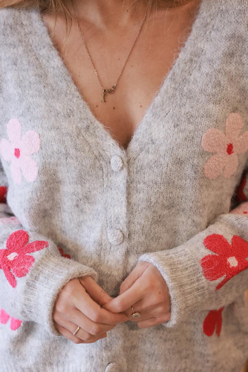 Gilet cardigan gris chiné doux et moelleux broderie fleurs roses et fuchsia éponge