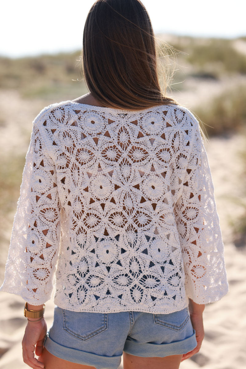 Gilet court blanc cassé à boutons en crochet avec sequins style bohème