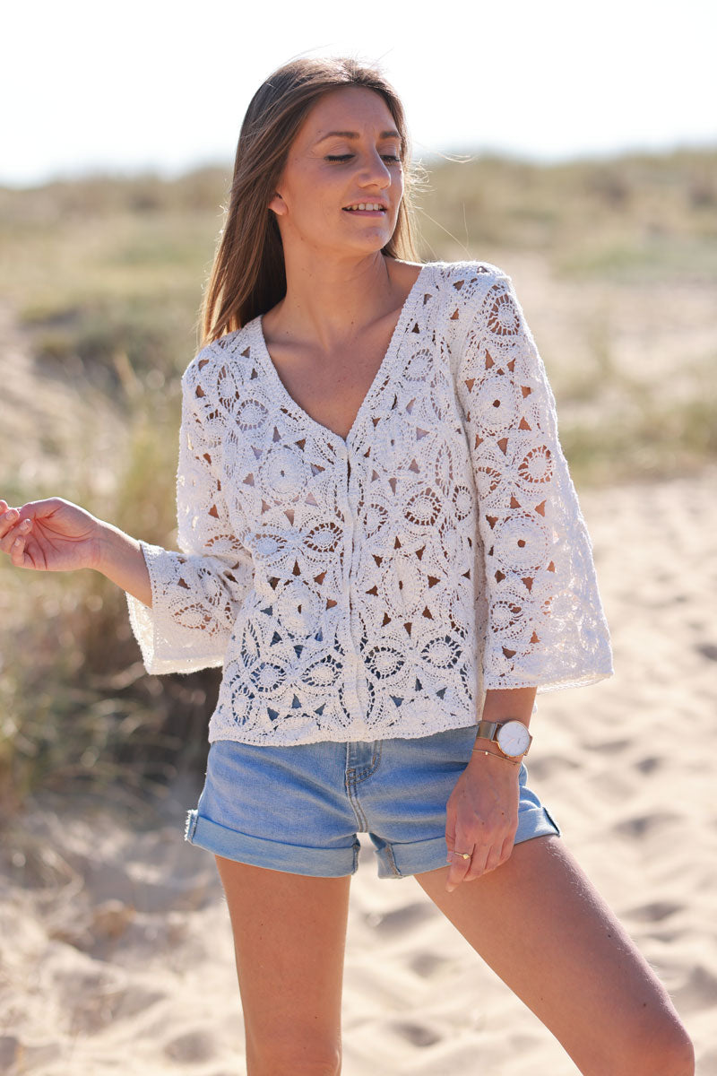 Gilet court blanc cassé à boutons en crochet avec sequins style bohème
