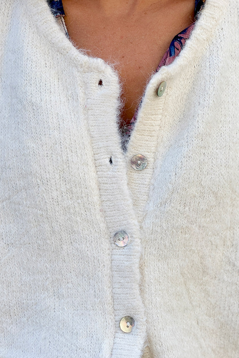 Gilet douillet écru en maille col rond boutons nacrés
