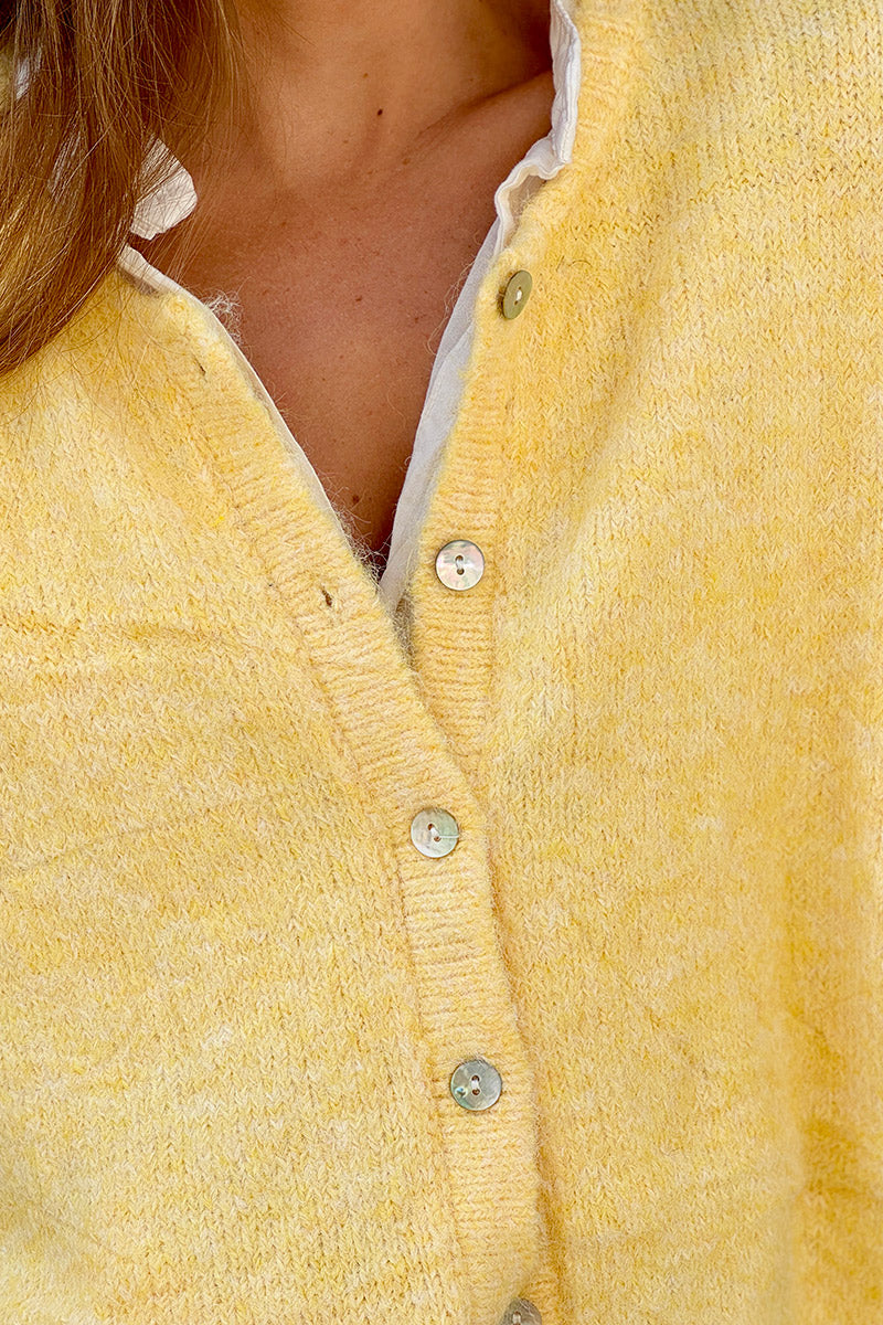 Gilet douillet jaune chiné en maille col rond boutons nacrés