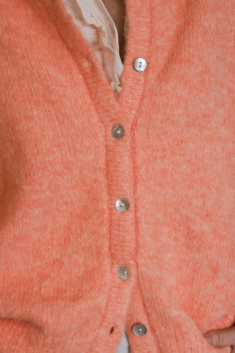 Gilet douillet orange pastel chiné en maille col rond boutons nacrés