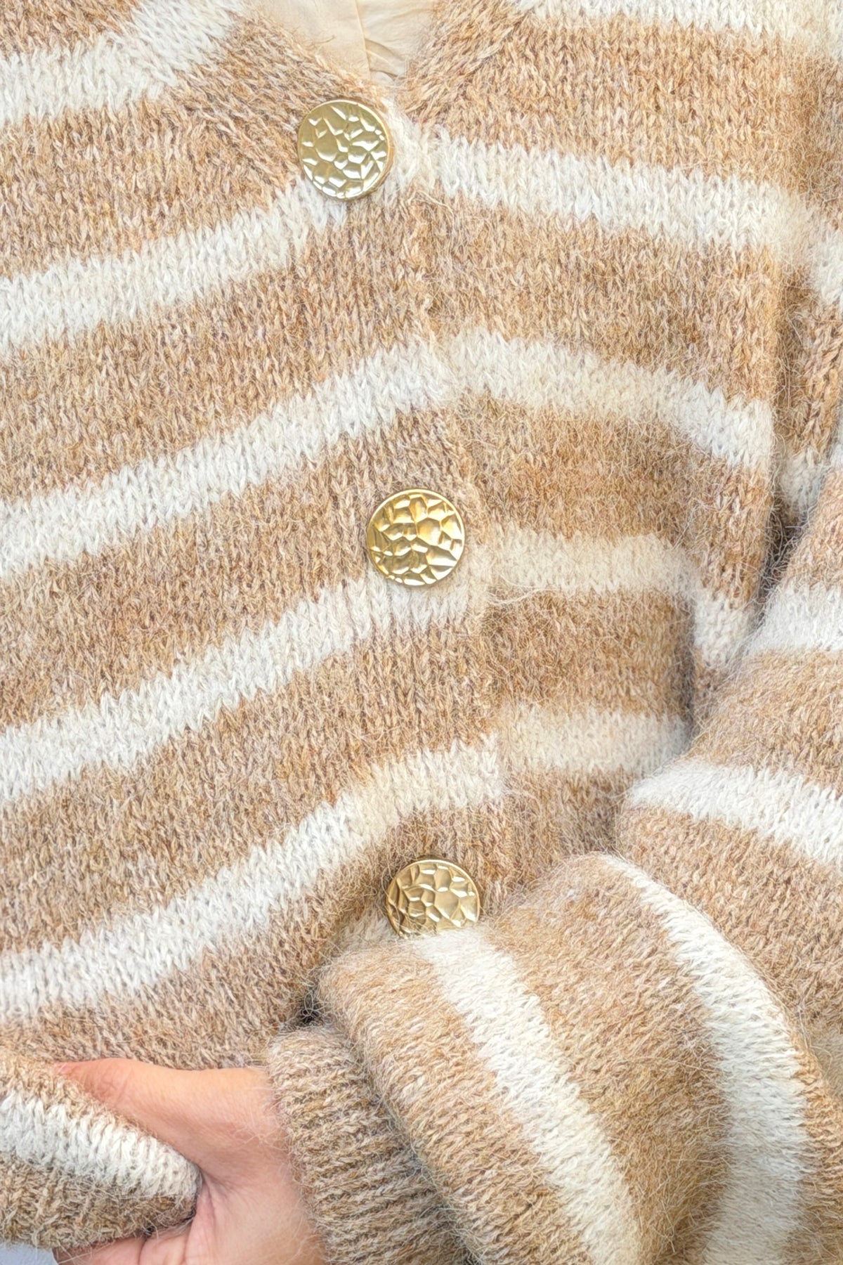Gilet en grosse maille rayures camel clair et écru boutons dorés martelés