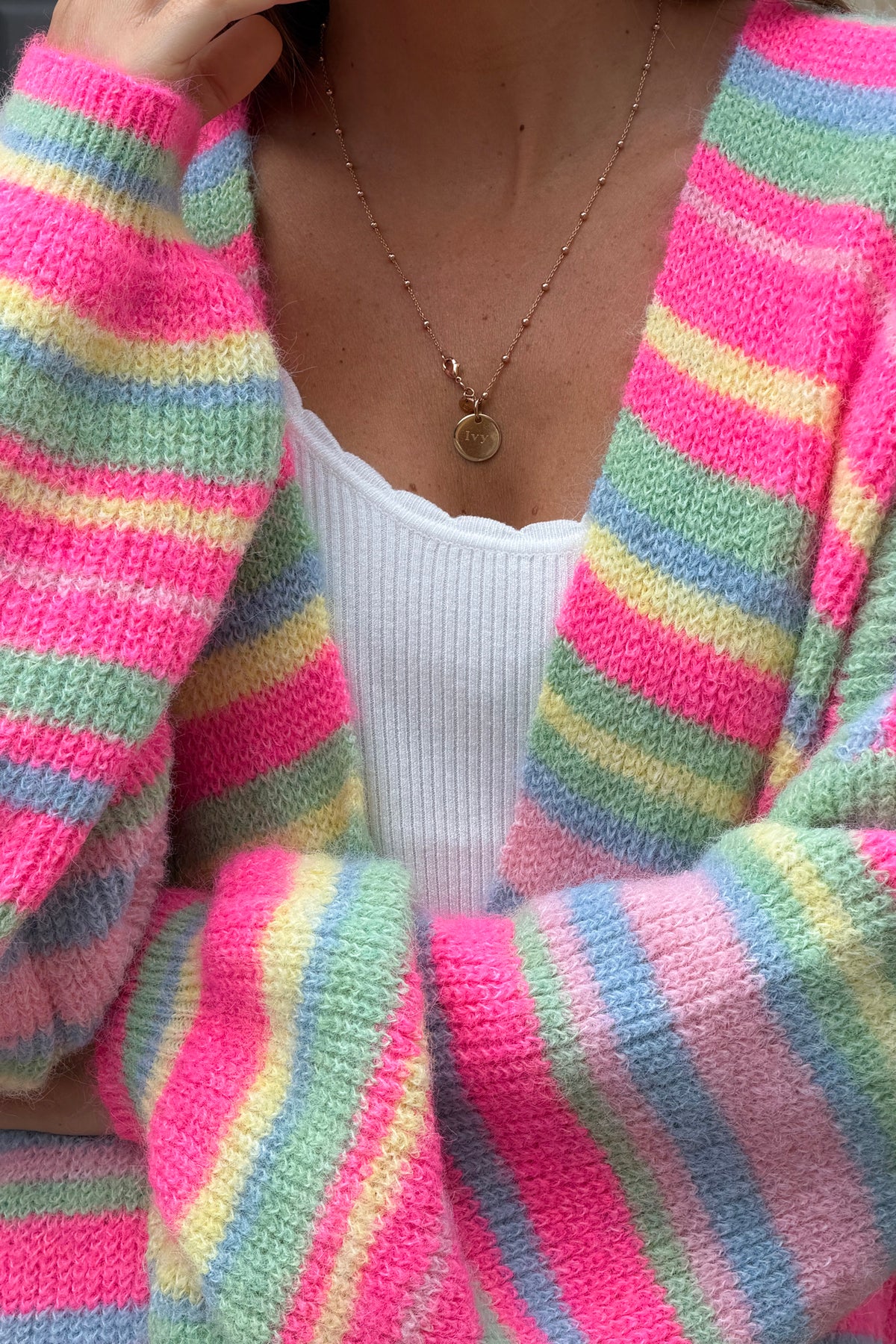 Gilet en maille colorée rayures roses fluo et pastel manches bouffantes