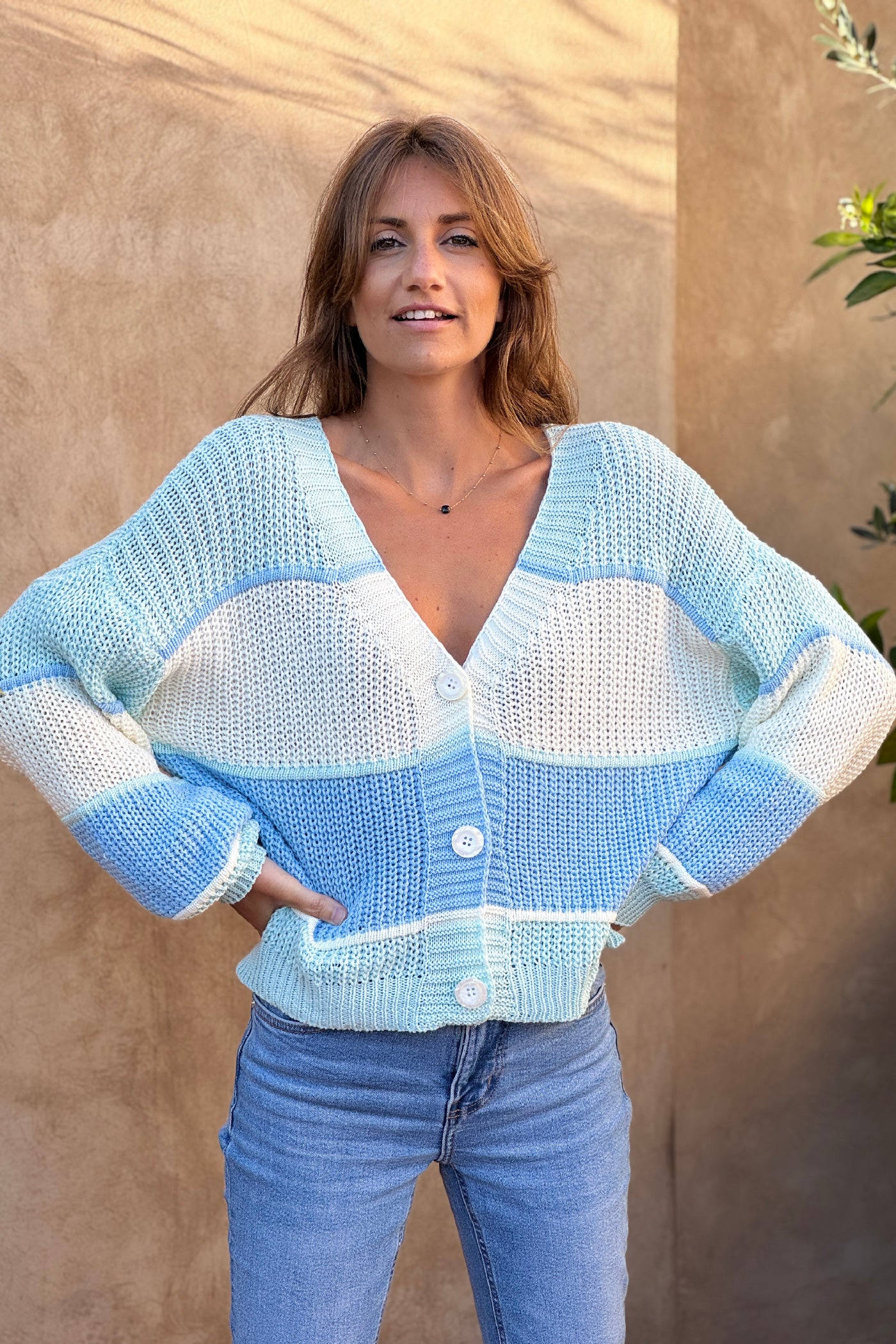 Gilet en maille coton mélangé rayures larges bleues et écrues