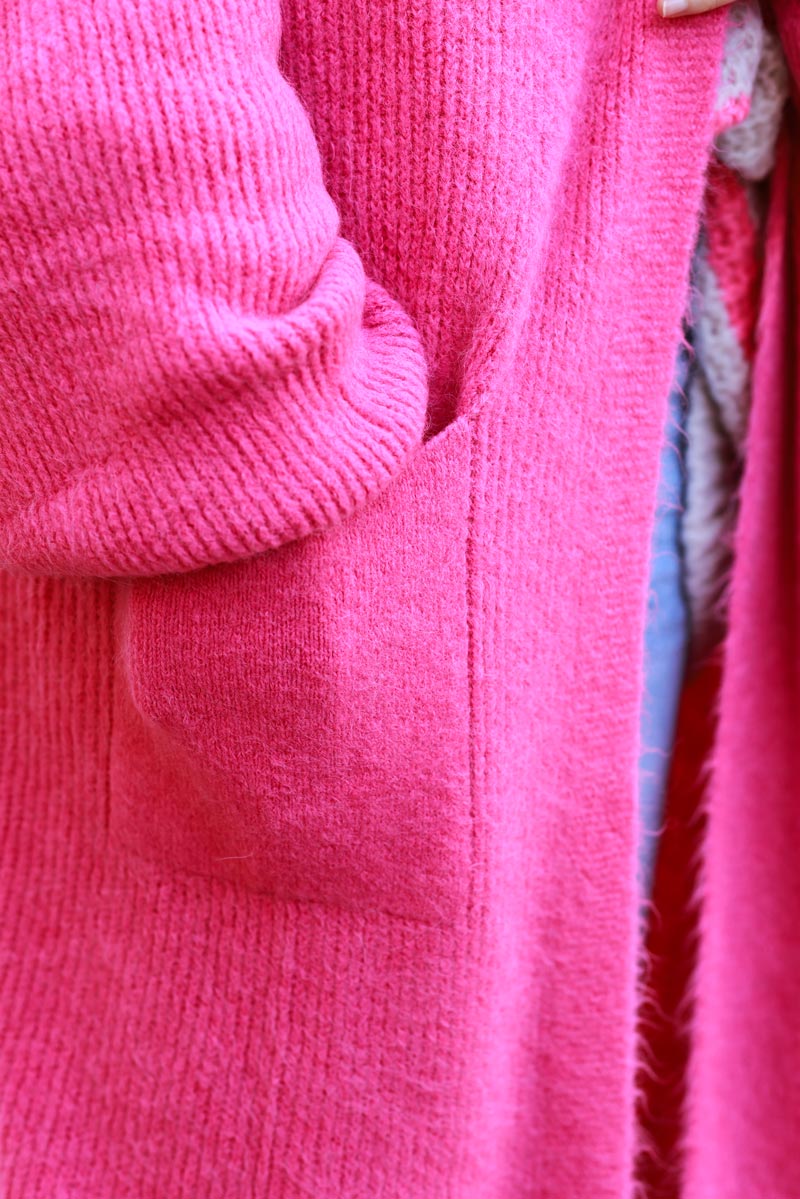 Cárdigan largo fucsia suave y esponjoso en punto de alpaca bebé con cuello cruzado