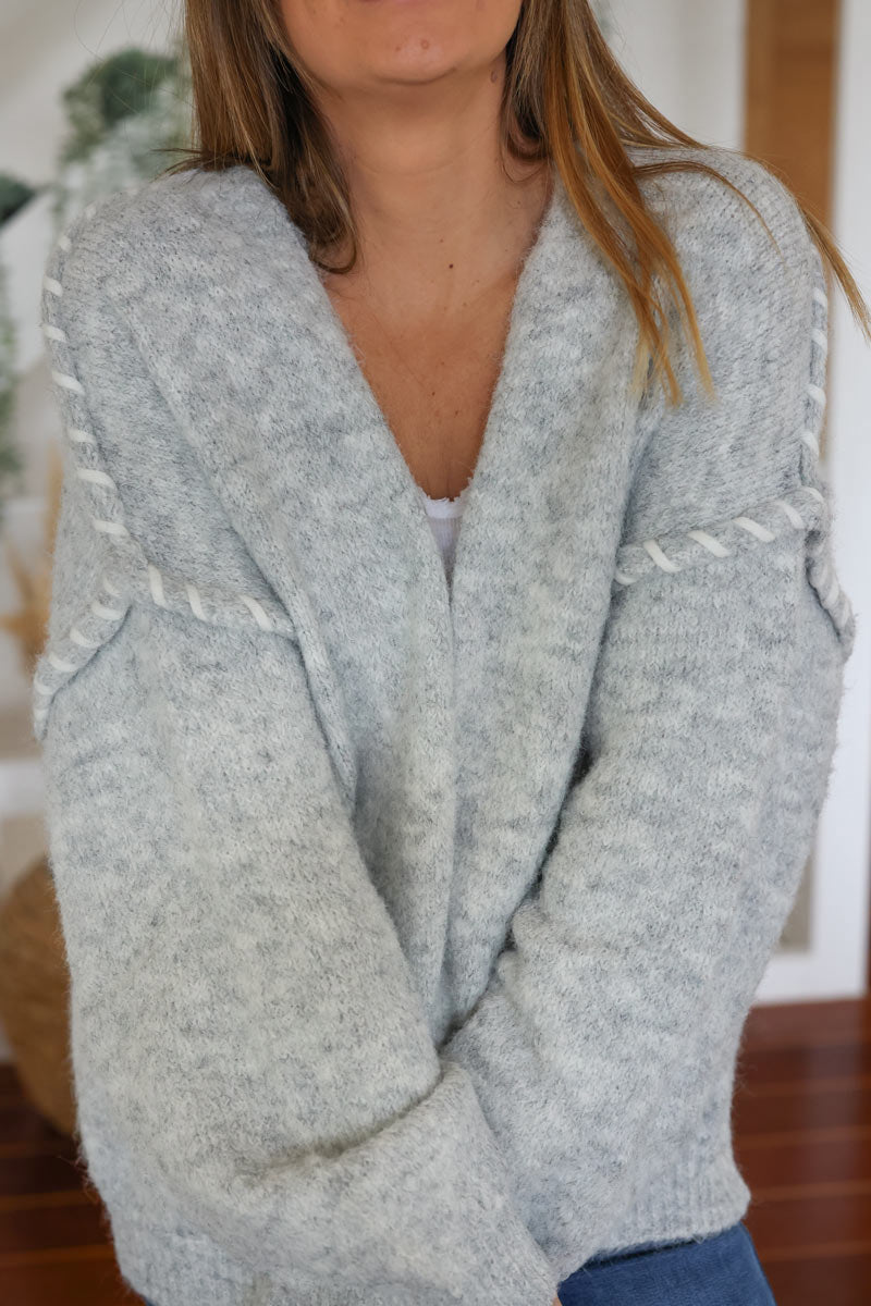 Gilet gris doux et moelleux surpiqures et coutures apparentes