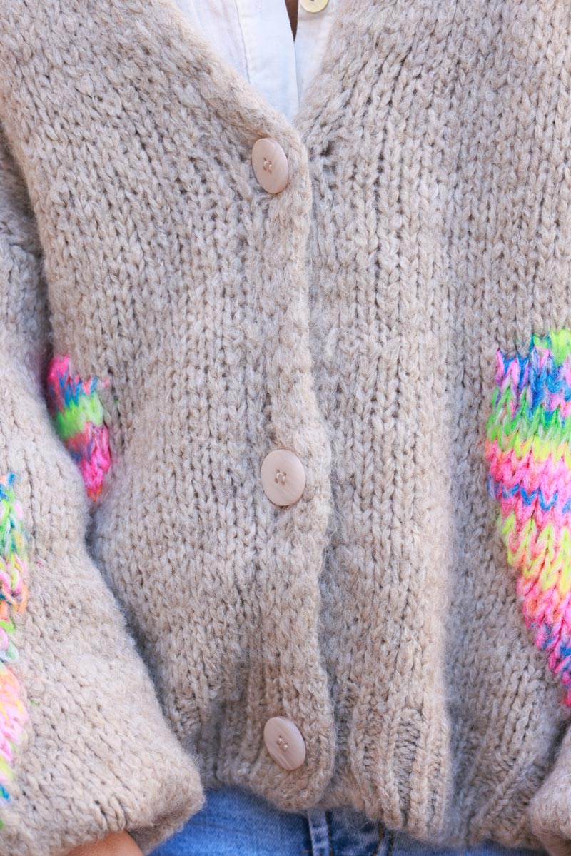 Gilet grosse maille taupe à boutons avec écharpe broderie cœurs multicolores