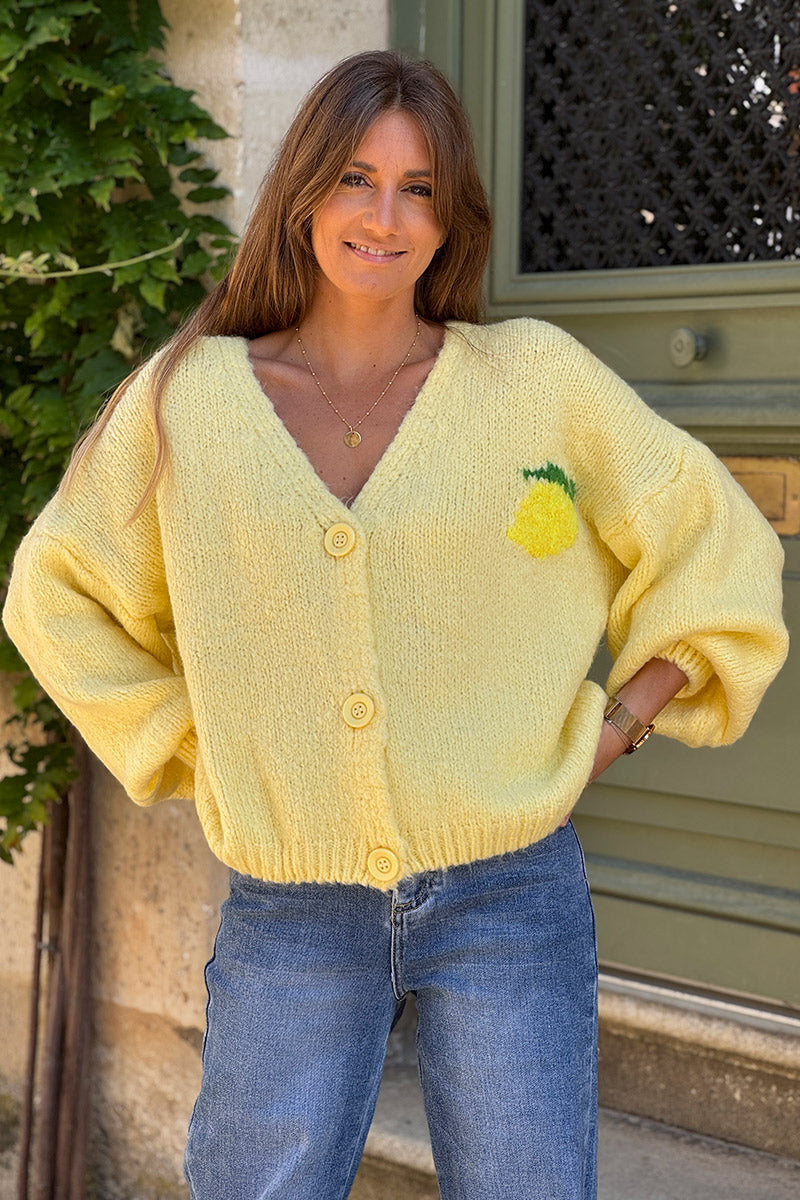 Gilet jaune pâle en grosse maille et gros boutons citron limoncello au dos