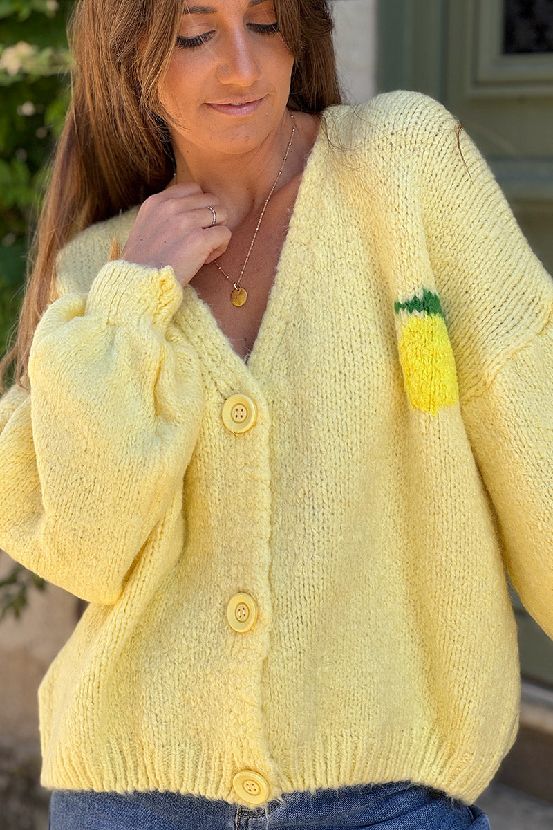 Gilet jaune pâle en grosse maille et gros boutons citron limoncello au dos