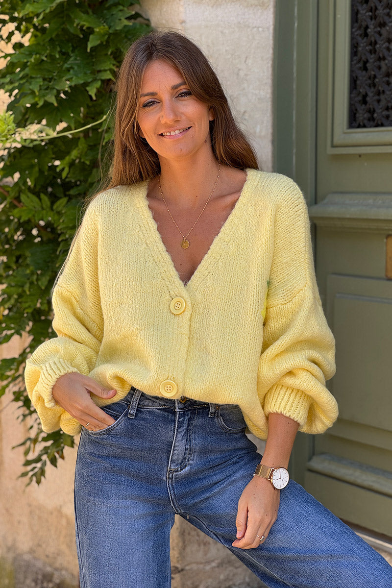 Gilet jaune pâle en grosse maille et gros boutons citron limoncello au dos