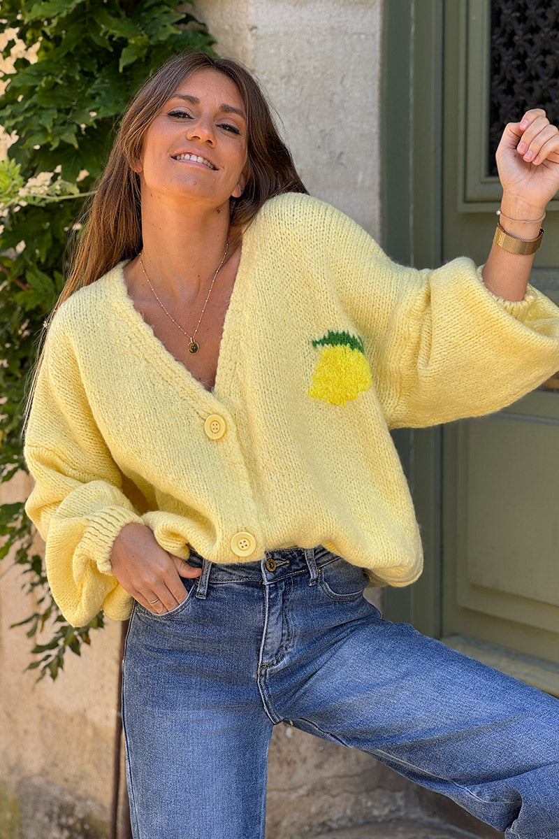 Gilet jaune pâle en grosse maille et gros boutons citron limoncello au dos