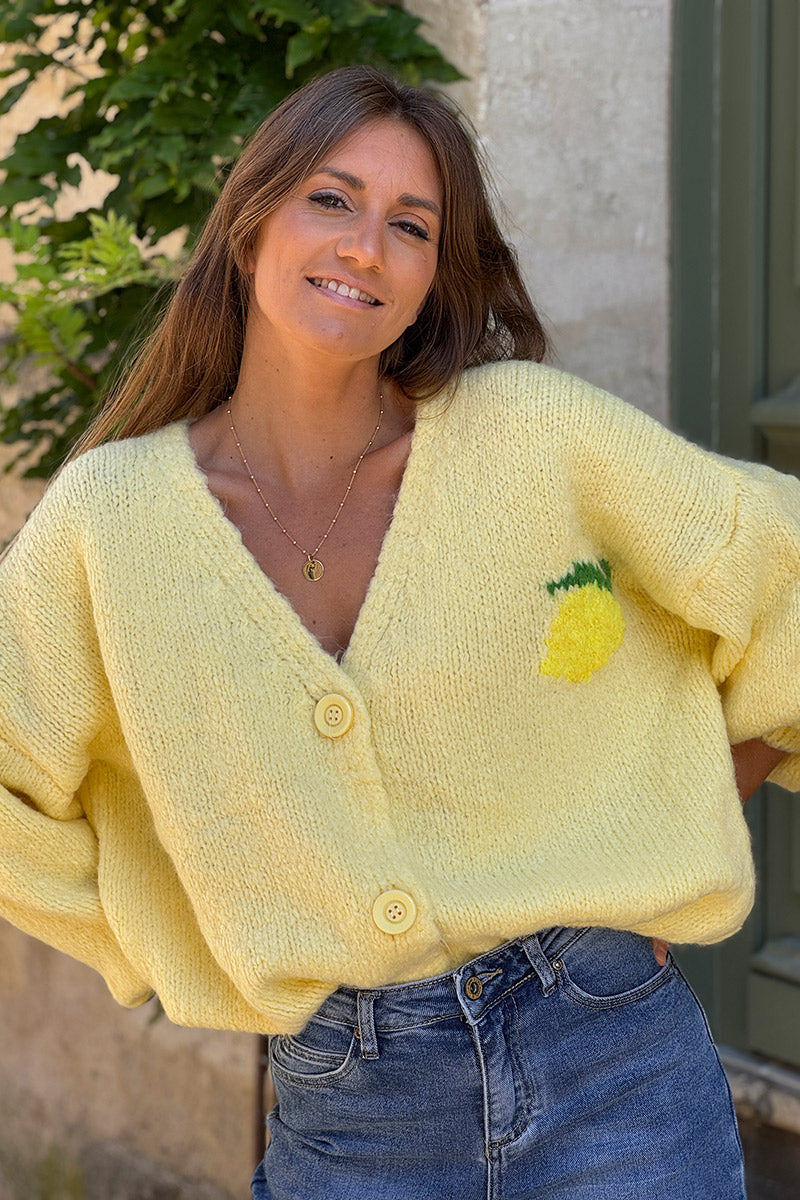 Gilet jaune pâle en grosse maille et gros boutons citron limoncello au dos
