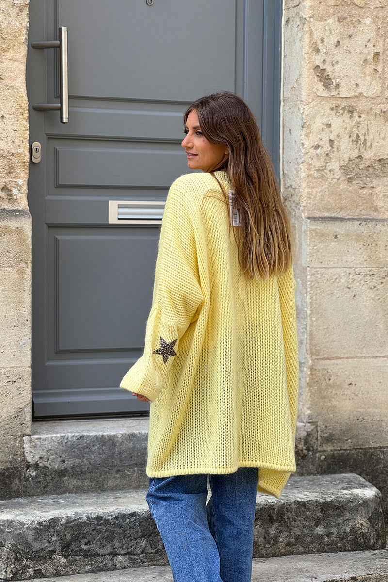 Gilet jaune pale mi long grosses mailles étoile strass manches