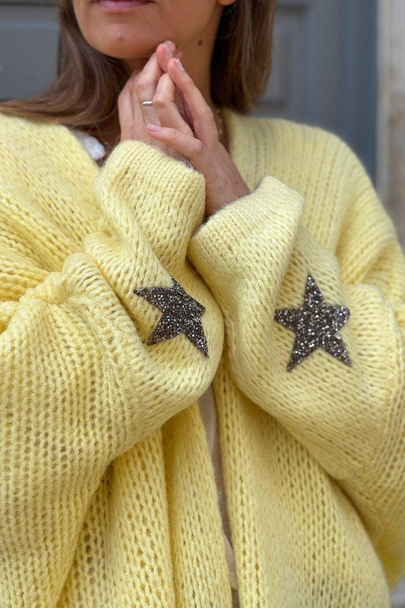 Gilet jaune pale mi long grosses mailles étoile strass manches