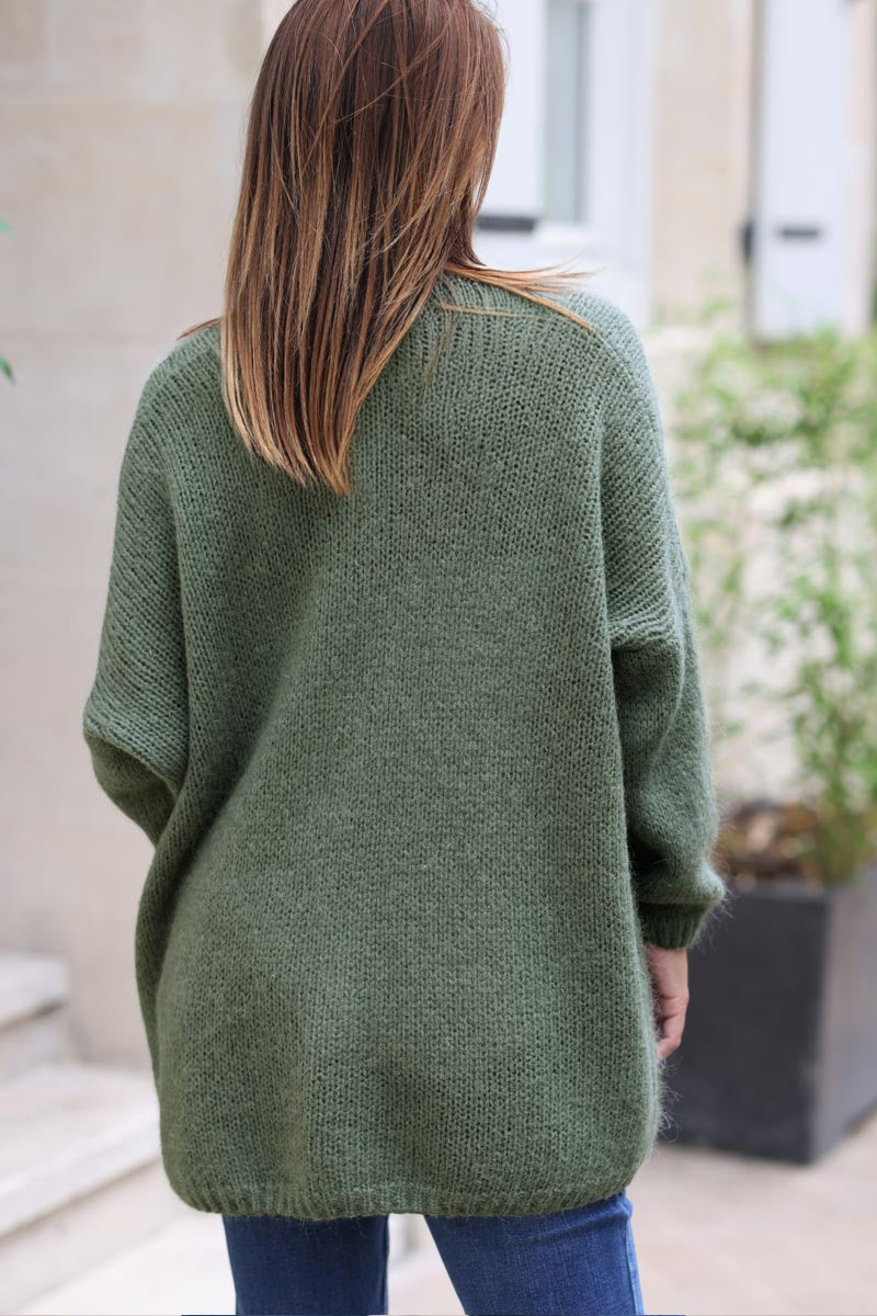 Chaleco caqui con cuello cruzado y bolsillos