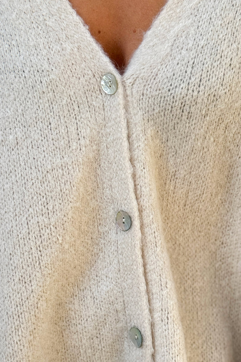 Gilet large et loose beige sans manches en maille kid mohair boutons nacrés