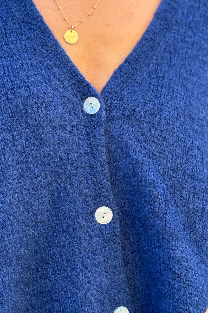 Gilet large et loose bleu marine sans manches en maille kid mohair boutons nacrés