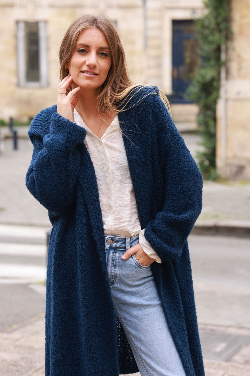 Gilet long bleu marine à capuche en maille moelleuse bouclettes