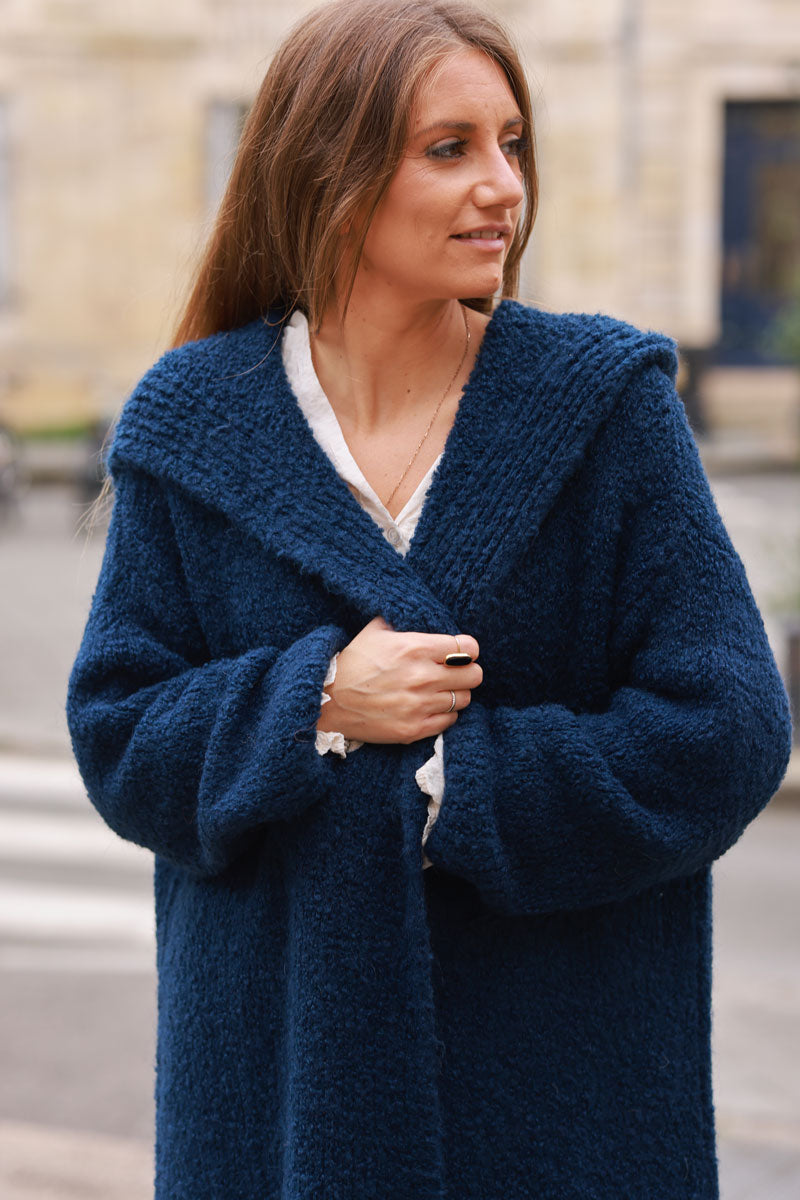 Gilet long bleu marine à capuche en maille moelleuse bouclettes