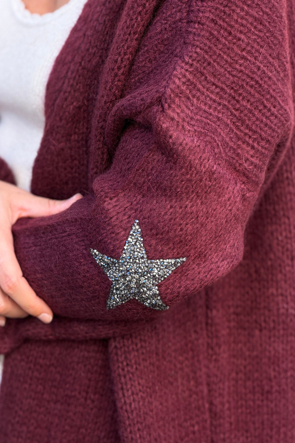 Gilet long droit aubergine en grosses mailles étoiles strass sur les manches
