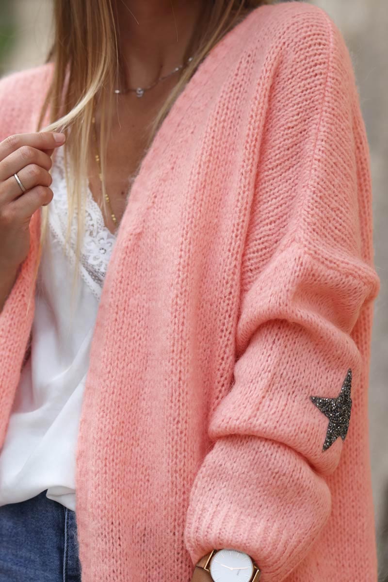 Gilet long droit rose saumon grosses mailles étoile strass manches