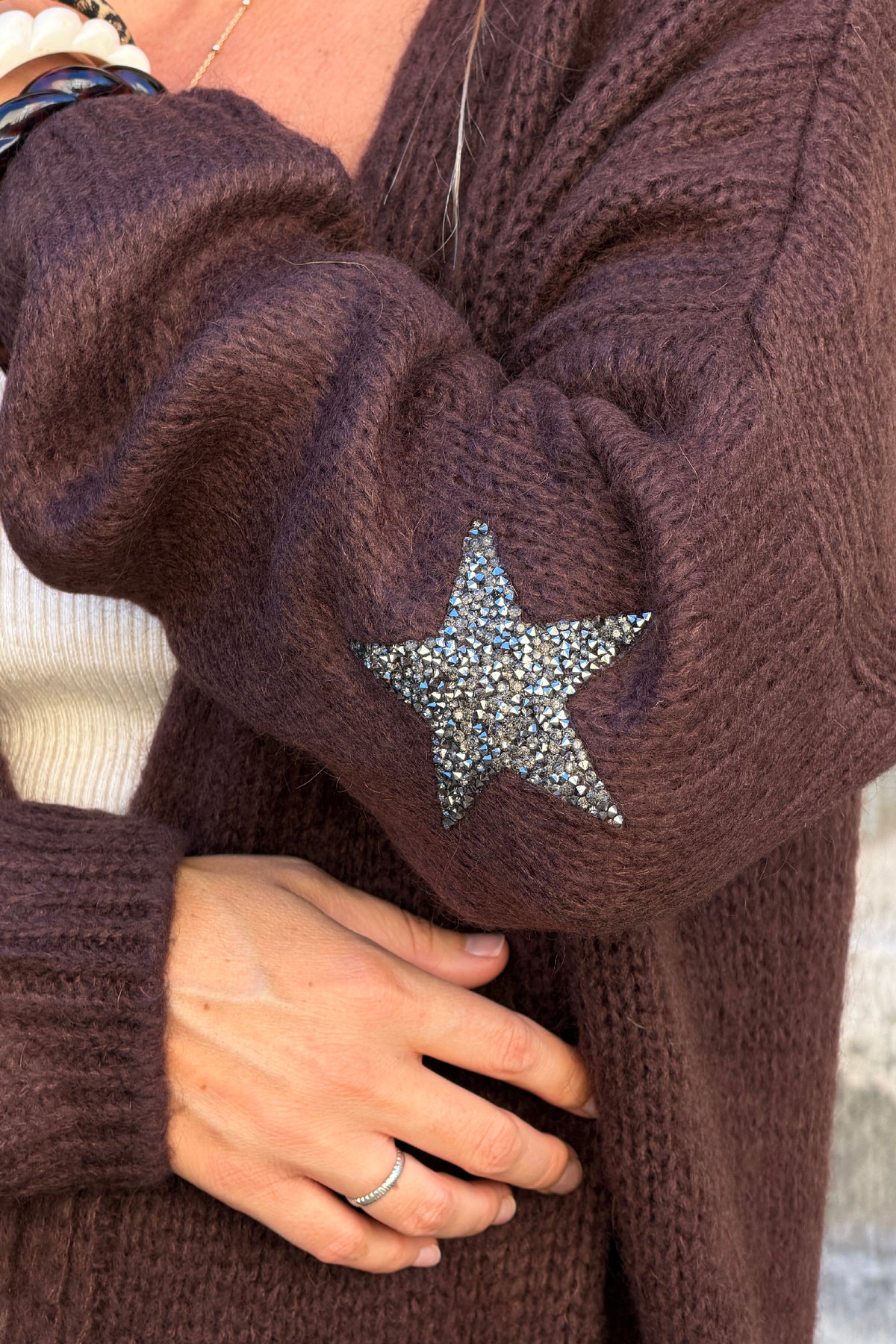 Gilet long droit marron en grosses mailles étoiles strass sur les manches