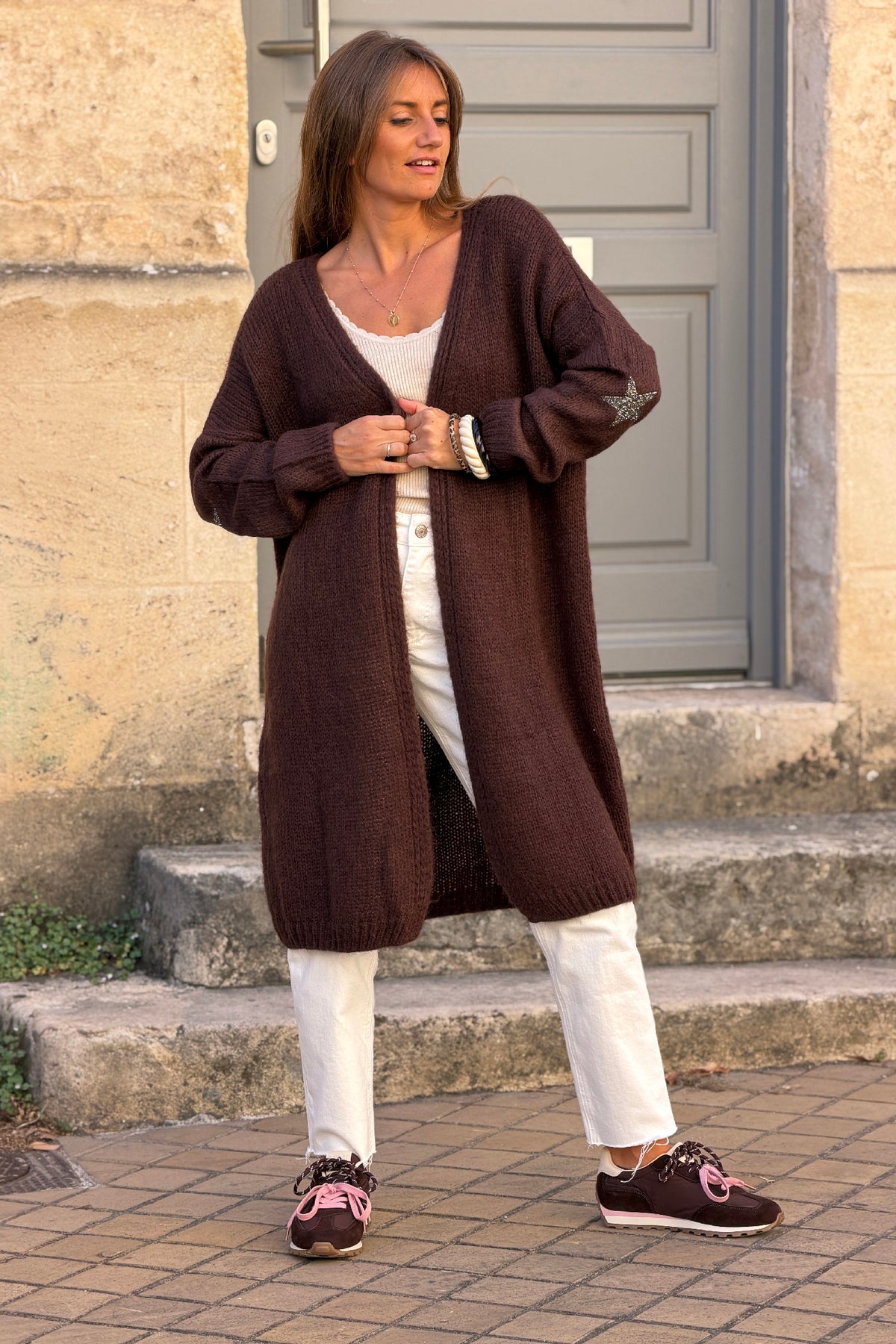 Gilet long droit marron en grosses mailles étoiles strass sur les manches