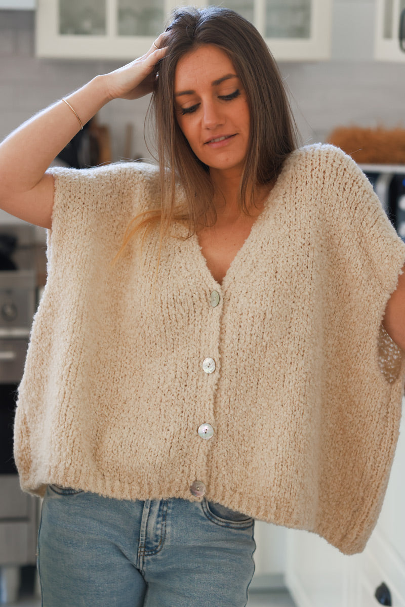 Gilet loose beige sans manches en maille alpaga bouclettes douces boutons nacrés