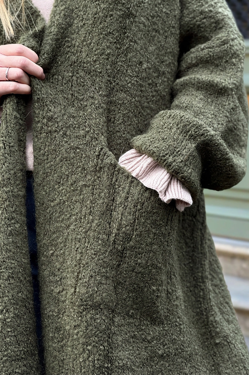 Gilet loose kaki en maille bouclettes grandes poches et col enveloppant