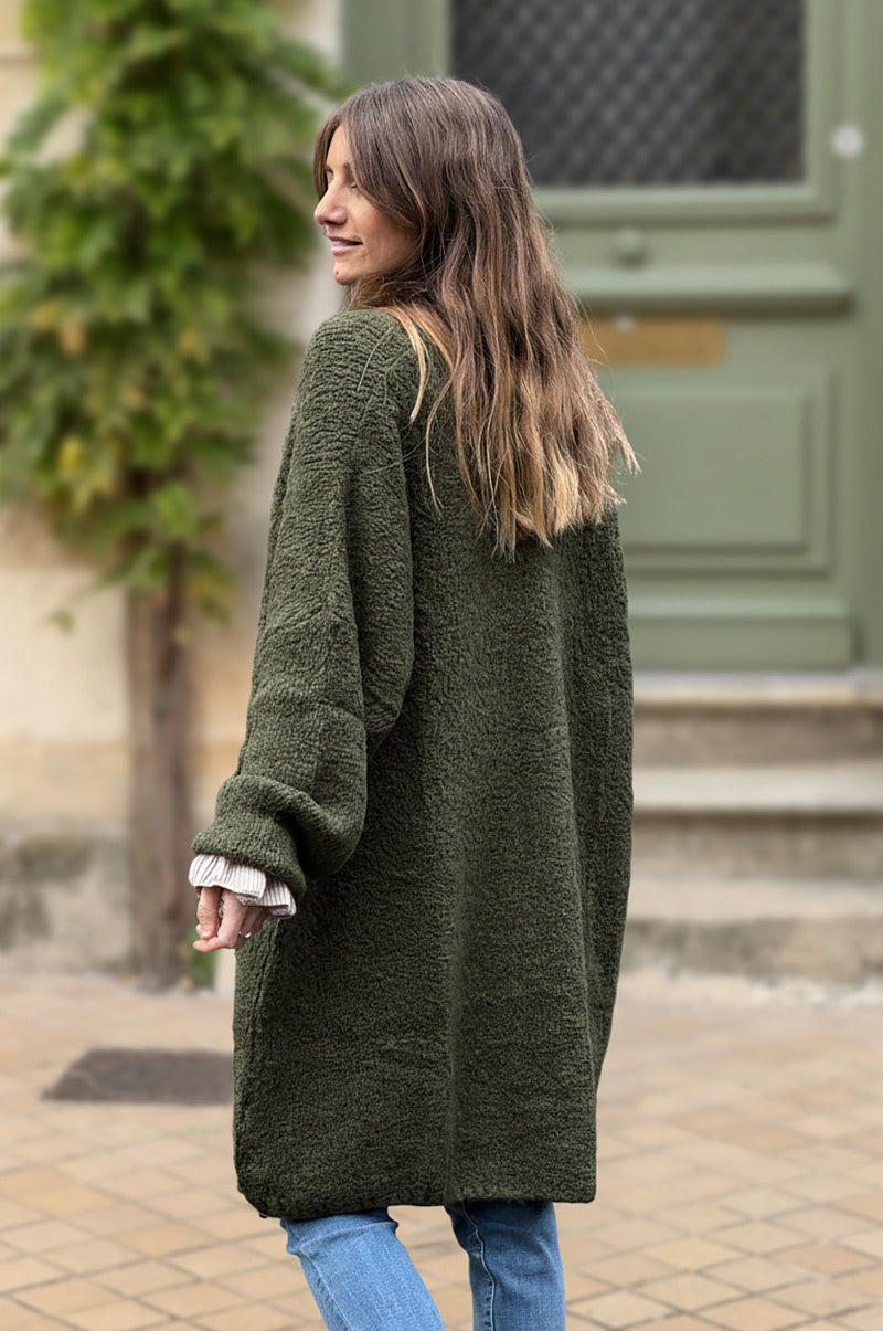 Gilet loose kaki en maille bouclettes grandes poches et col enveloppant