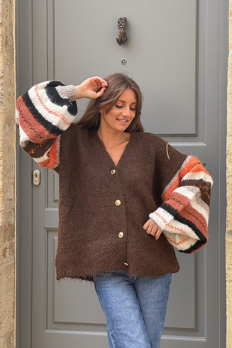 Gilet marron en maille moelleuse manches larges bouffantes rayées orange boutons relief gold
