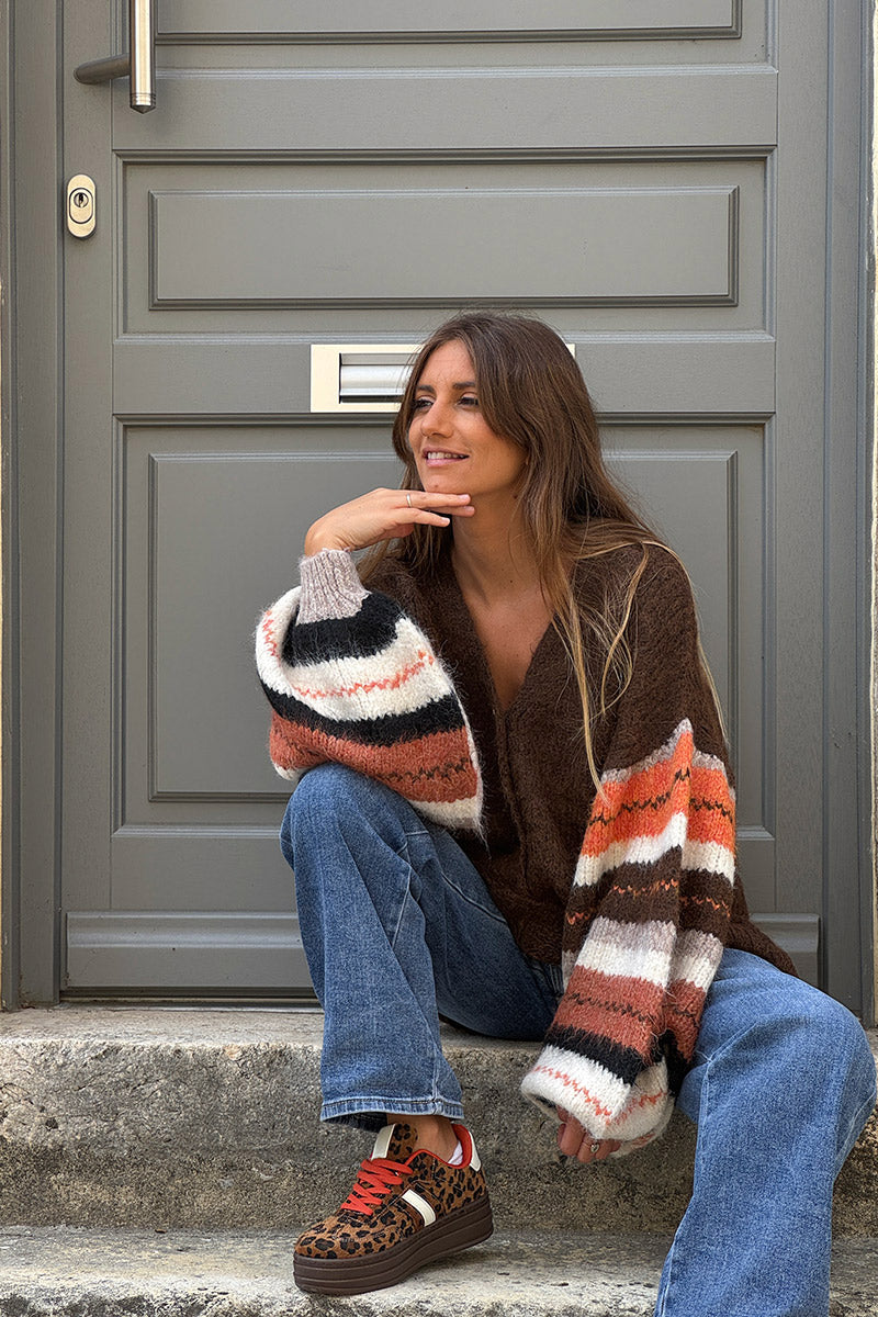 Gilet marron en maille moelleuse manches larges bouffantes rayées orange boutons relief gold