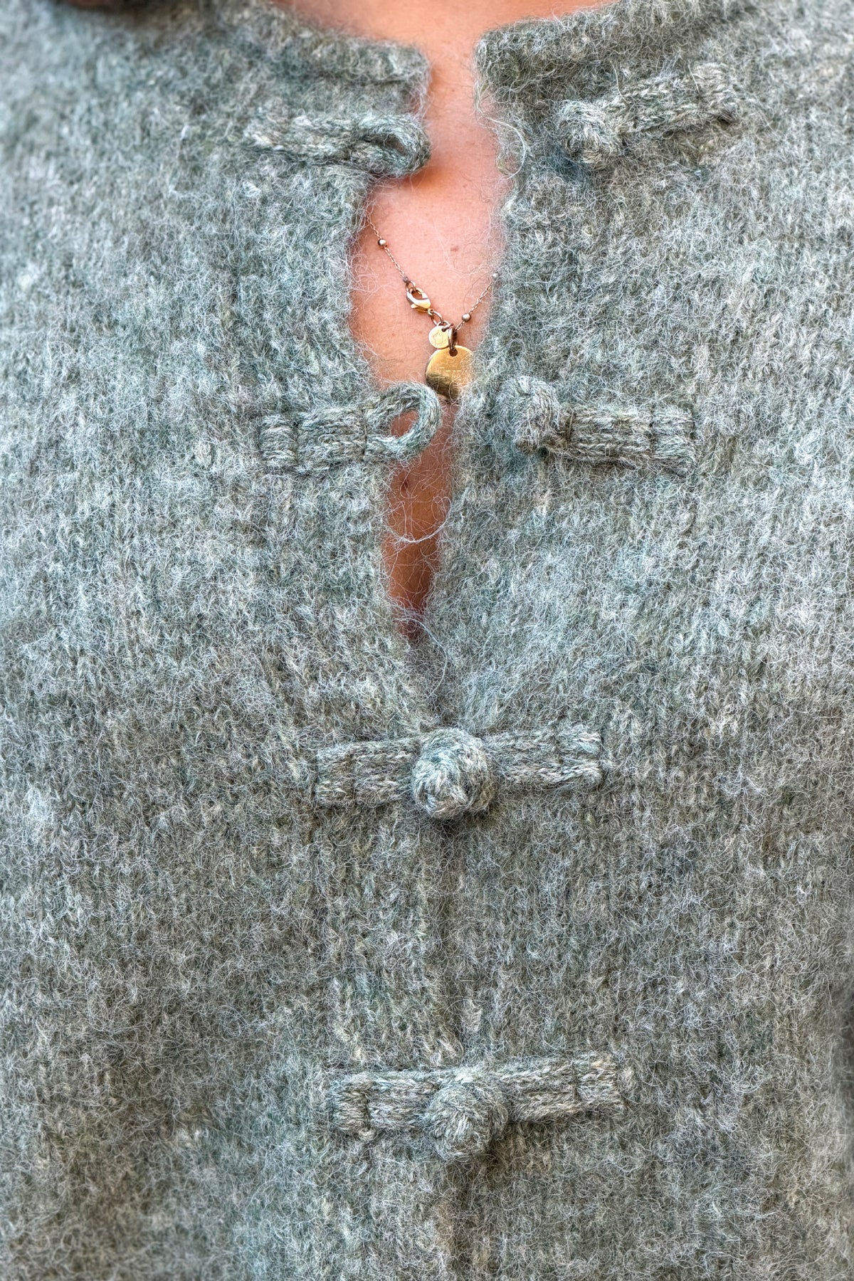 Gilet moelleux kaki chiné en maille mohair détail boutons style officier