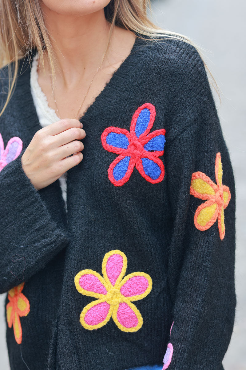 Gilet moelleux noir en maille broderie fleurs colorées