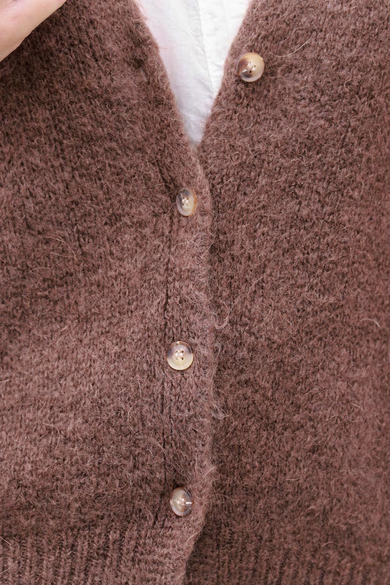 Gilet sans manches chocolat en maille moelleuse kid mohair boutons écaille