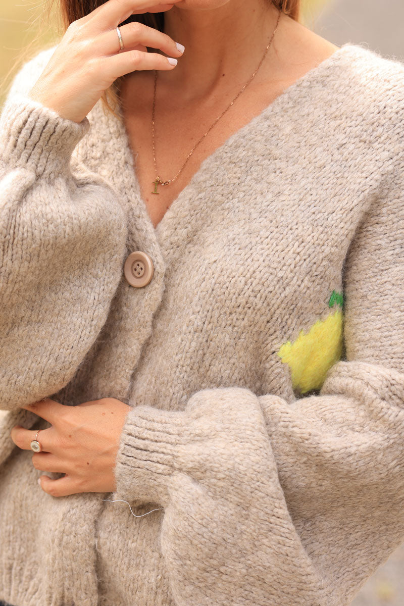 Gilet taupe en grosse maille et gros boutons citron limoncello au dos