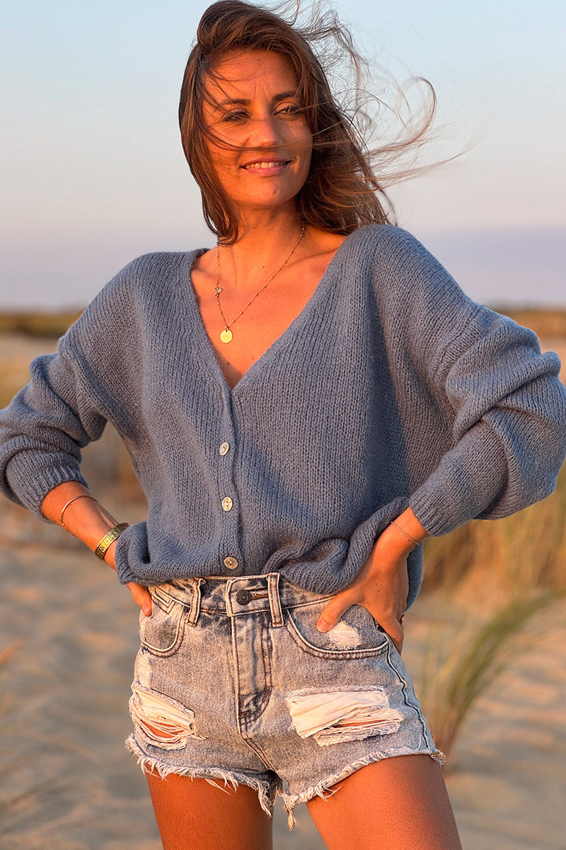 Gilet uni bleu jean en maille petits boutons nacres
