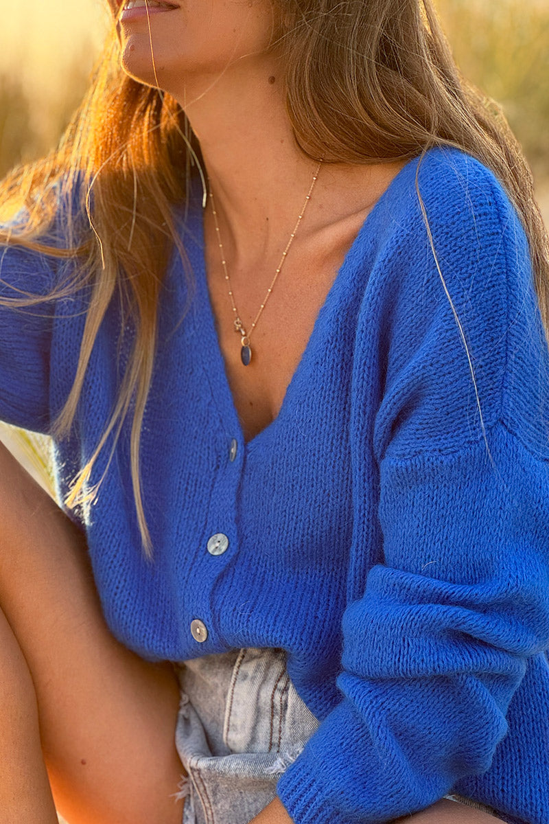 Gilet uni bleu roi en maille petits boutons nacrés