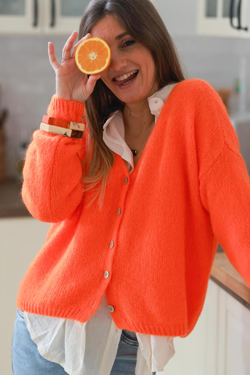 Gilet uni orange en maille petits boutons nacrés