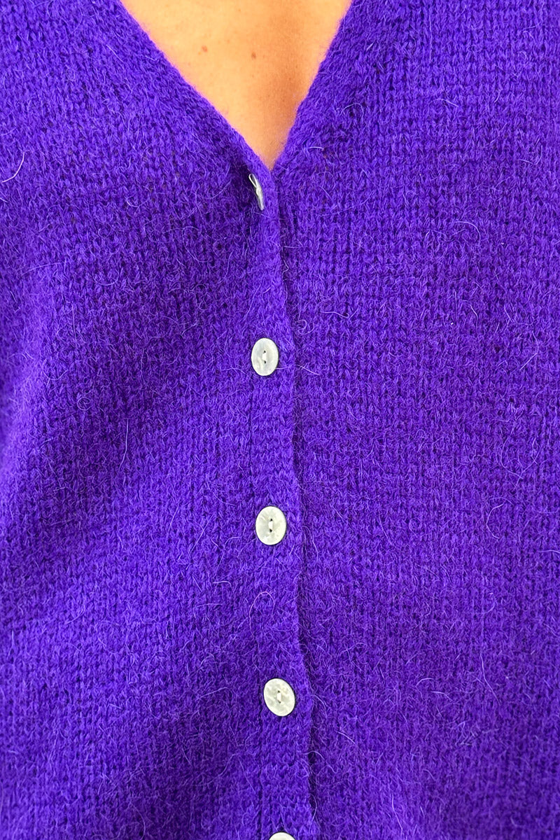 Gilet uni violet en maille petits boutons nacres