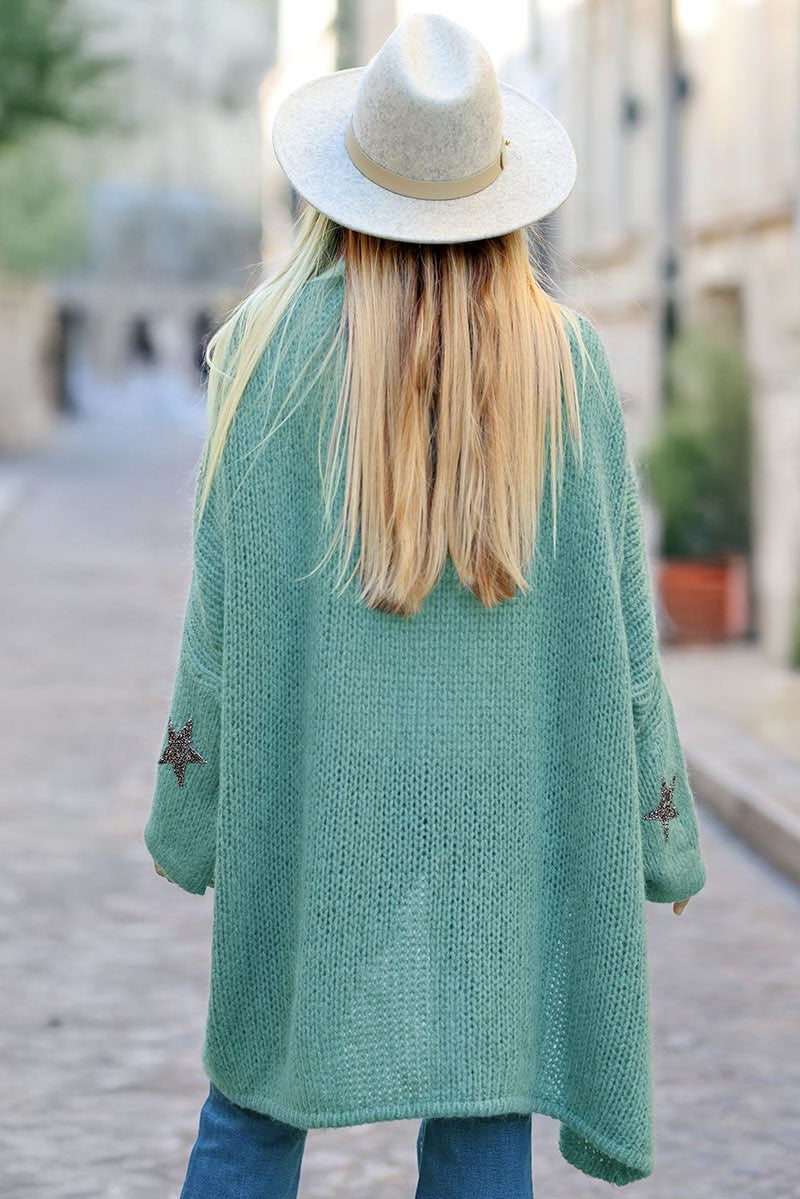 Gilet vert d’eau mi-long en grosses mailles avec étoile en strass sur les manches
