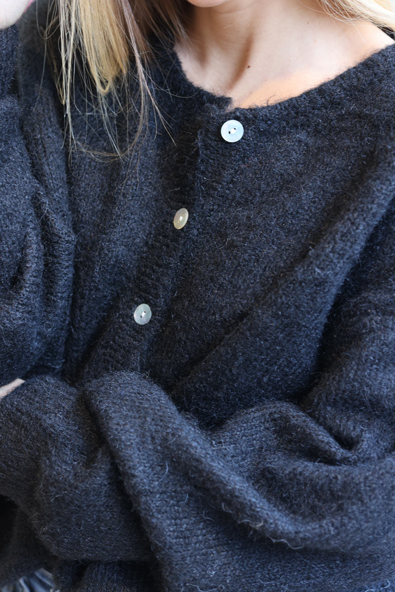 Acogedor cárdigan de punto negro con cuello redondo y botones nacarados