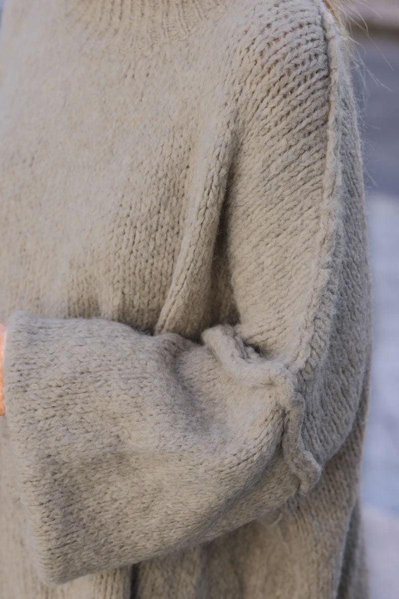 Gros pull large beige en maille chaude couture apparente