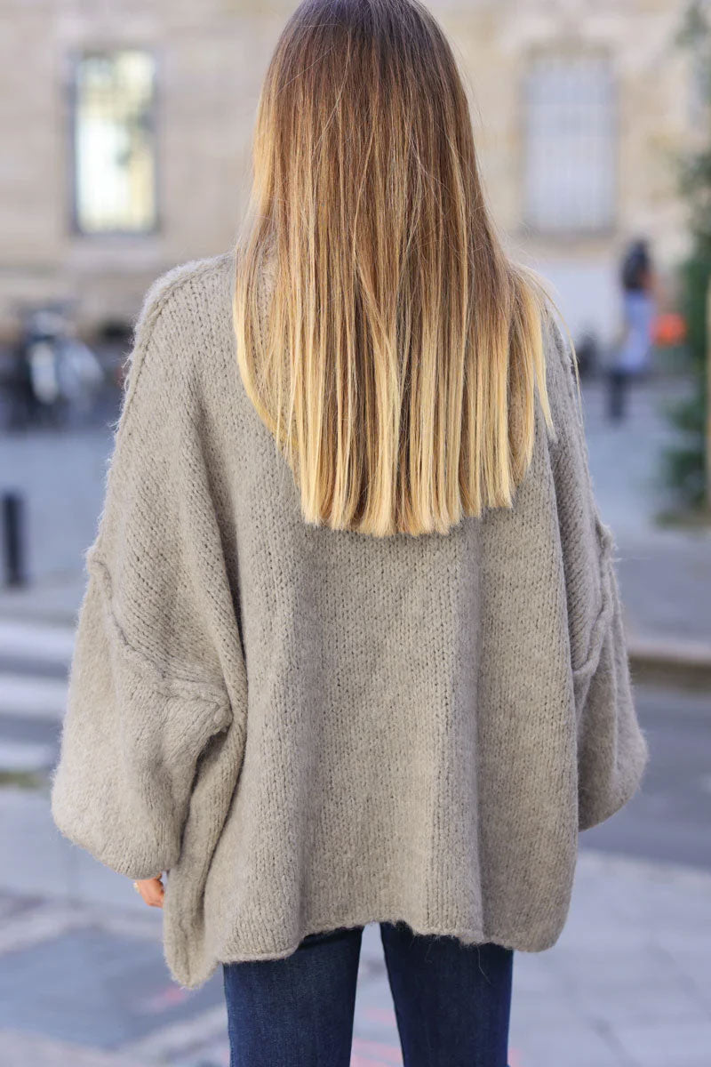 Gros pull large beige en maille chaude couture apparente
