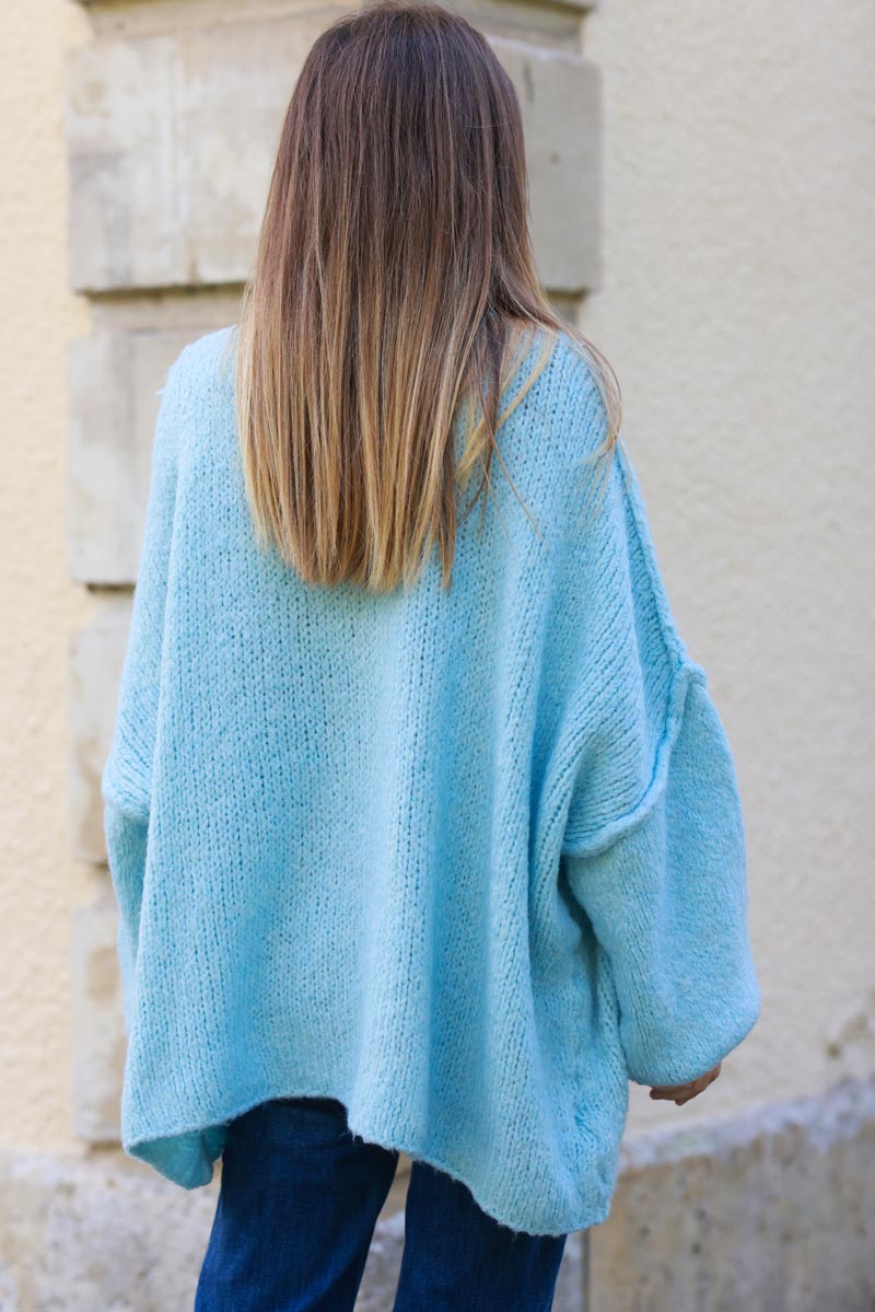 Gros pull large bleu ciel en maille chaude couture apparente