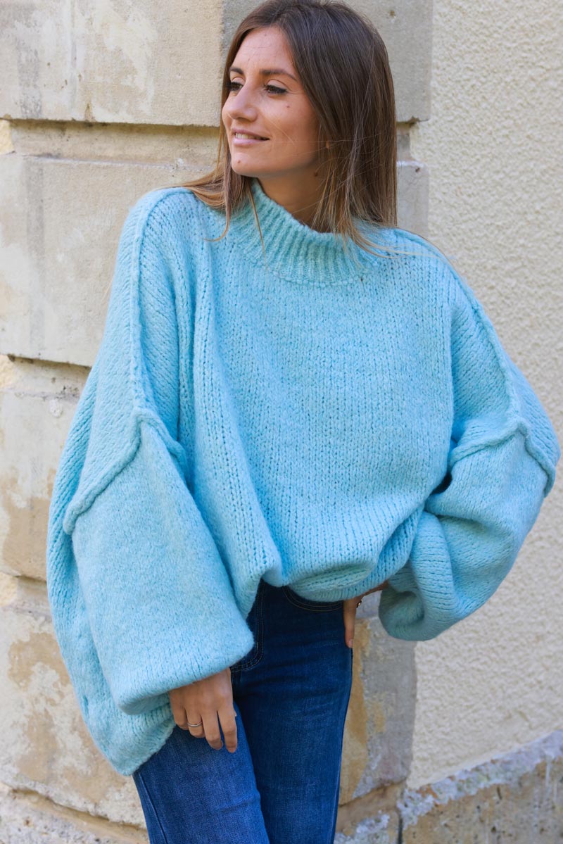 Gros pull large bleu ciel en maille chaude couture apparente